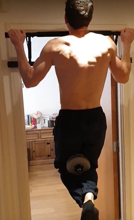 Using a home doorway pullup bar with dumbell for added resistance